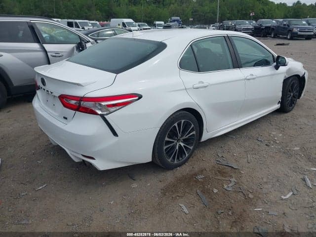 2020 TOYOTA CAMRY SE 4