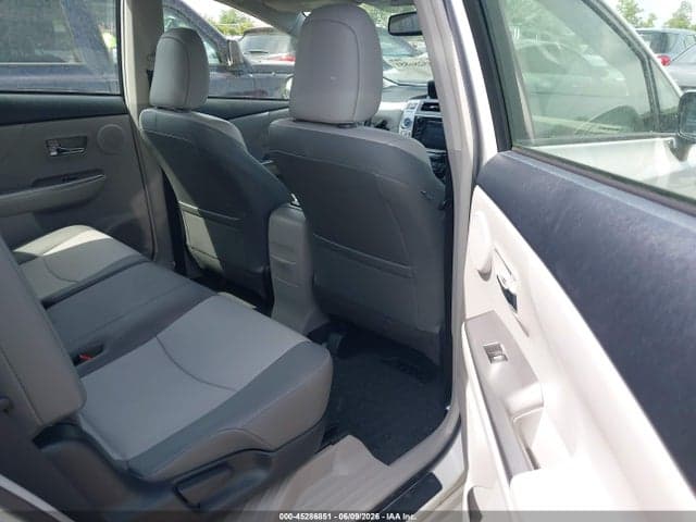 2017 TOYOTA PRIUS V FIVE 8
