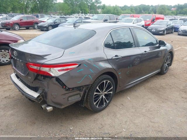 2020 TOYOTA CAMRY SE 4