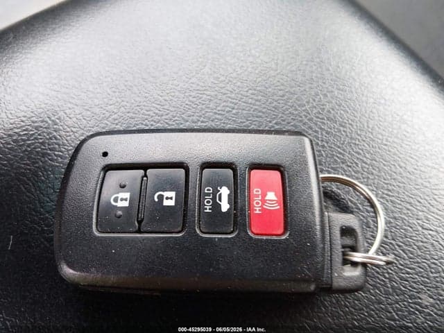 2017 TOYOTA CAMRY SE 11