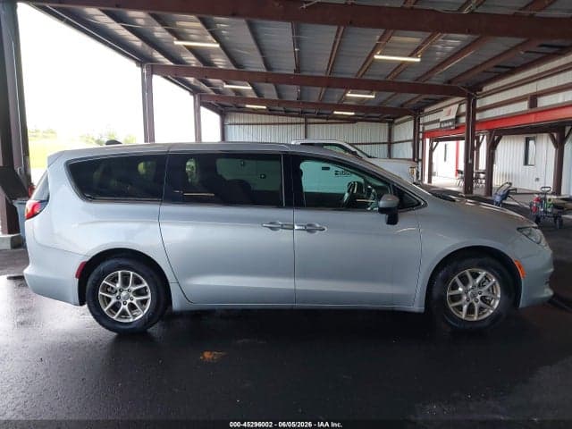 2022 CHRYSLER VOYAGER LX 18