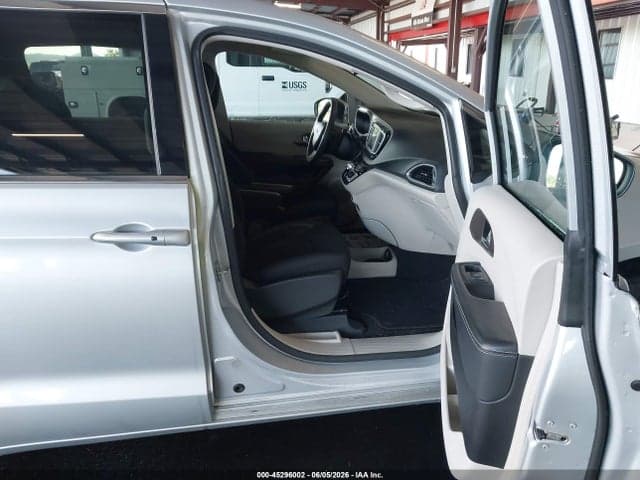 2022 CHRYSLER VOYAGER LX 5
