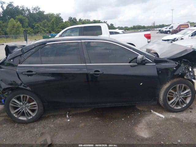 2017 TOYOTA CAMRY SE 14