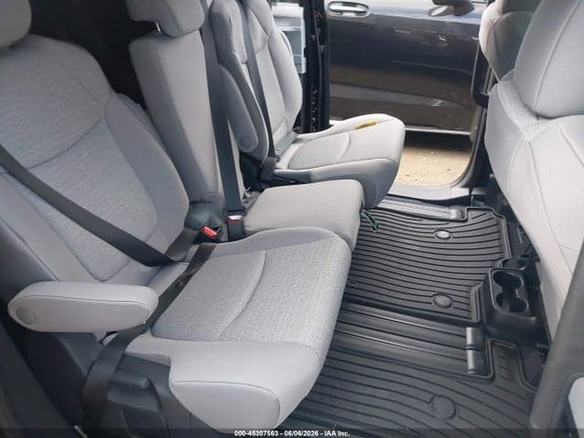 2026 TOYOTA SIENNA LE 8