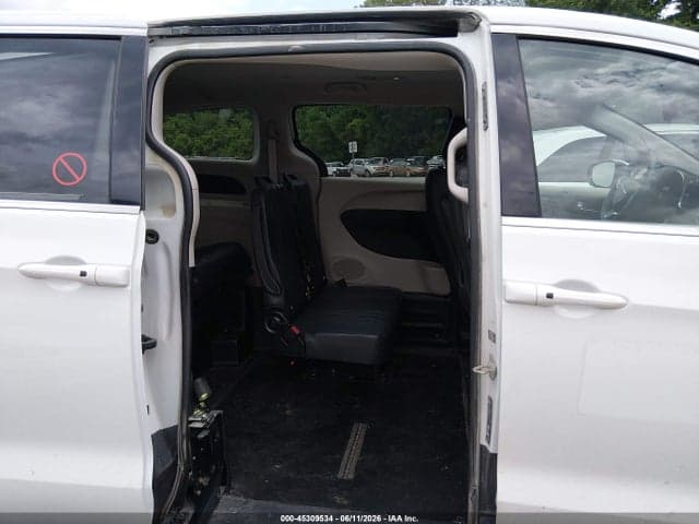 2023 CHRYSLER VOYAGER LX 8
