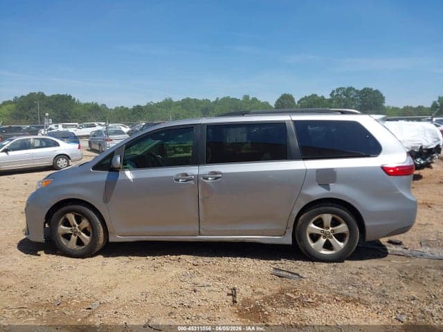 2018 TOYOTA SIENNA LE 8 PASSENGER 14