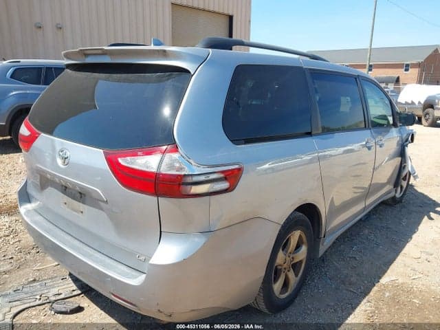 2018 TOYOTA SIENNA LE 8 PASSENGER 4