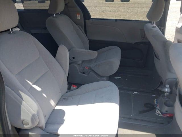 2020 TOYOTA SIENNA LE 8