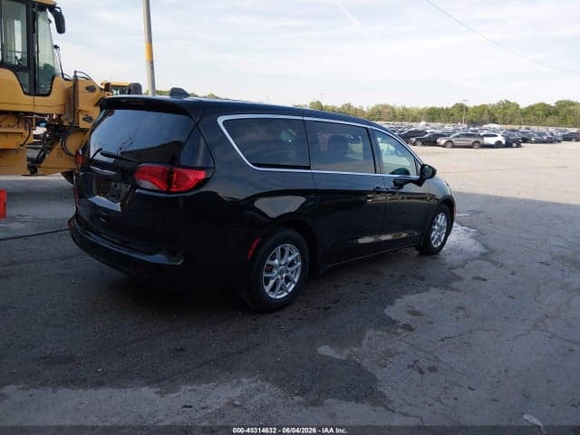 2022 CHRYSLER VOYAGER LX 4