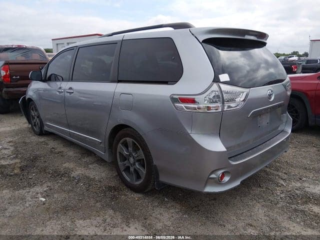 2017 TOYOTA SIENNA SE PREMIUM 8 PASSENGER 4