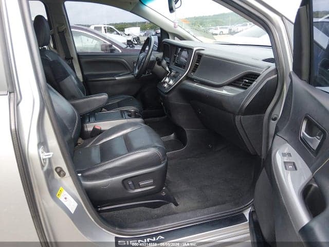 2017 TOYOTA SIENNA SE PREMIUM 8 PASSENGER 6