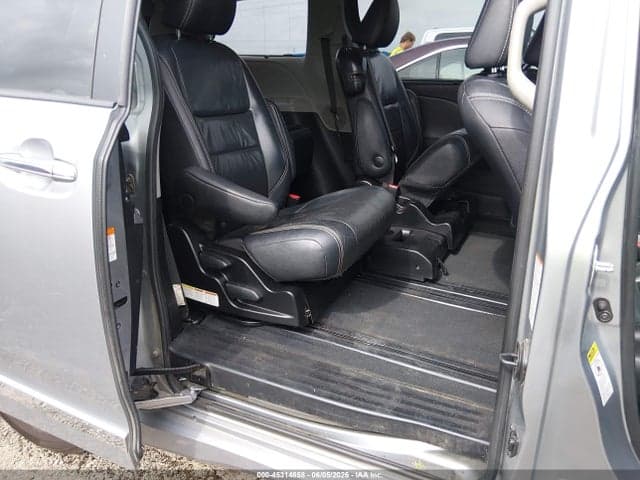 2017 TOYOTA SIENNA SE PREMIUM 8 PASSENGER 9