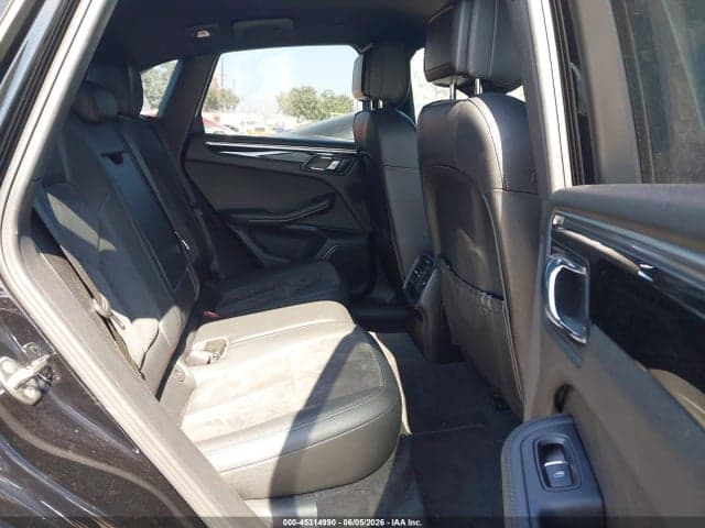 2016 PORSCHE MACAN S 8