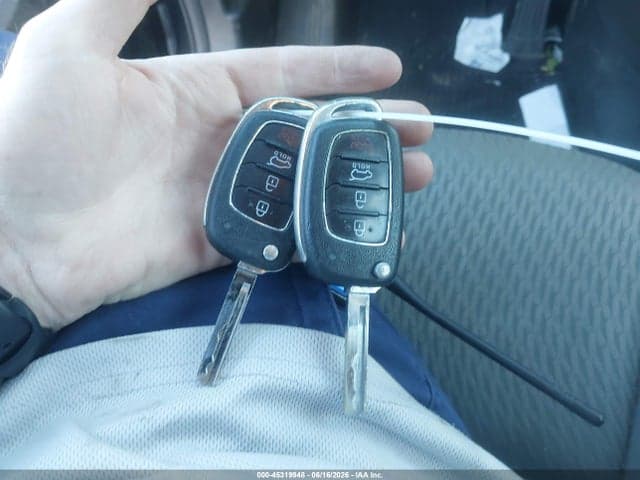 2017 HYUNDAI SANTA FE SE 11