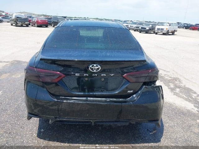 2018 TOYOTA CAMRY SE 16
