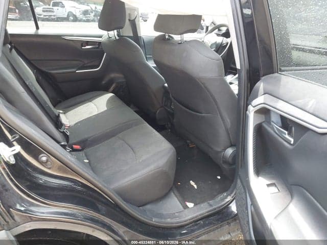 2021 TOYOTA RAV4 XLE 8