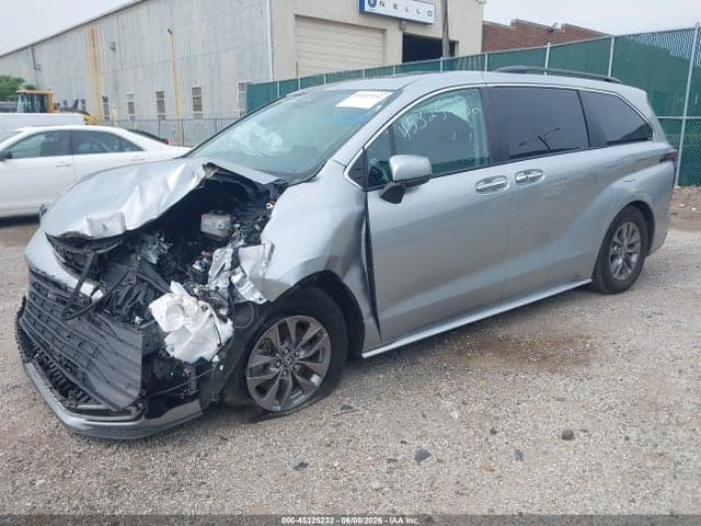 2023 TOYOTA SIENNA XLE 2