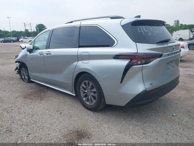 2023 TOYOTA SIENNA XLE 3