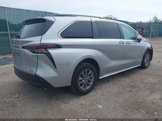 2023 TOYOTA SIENNA XLE 4