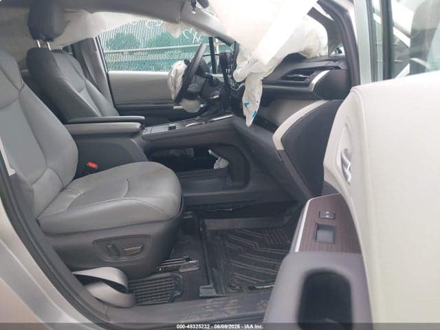 2023 TOYOTA SIENNA XLE 5