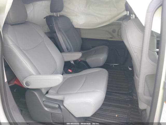 2023 TOYOTA SIENNA XLE 8