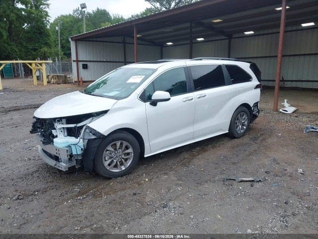 2026 TOYOTA SIENNA XLE 2