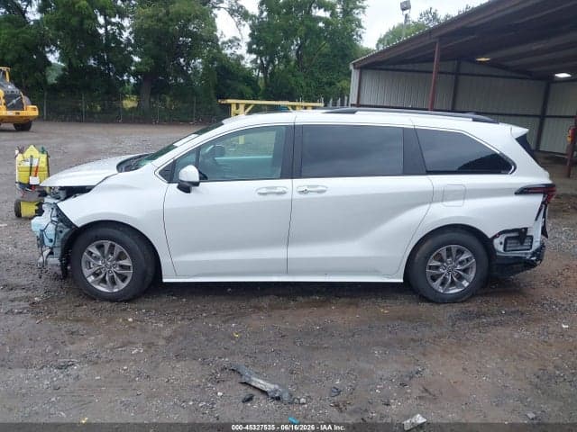 2026 TOYOTA SIENNA XLE 15