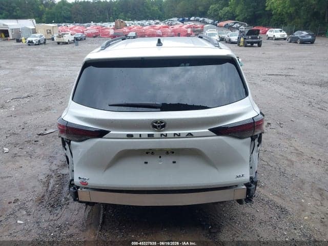 2026 TOYOTA SIENNA XLE 17