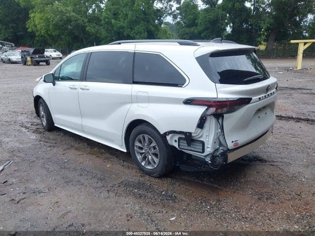 2026 TOYOTA SIENNA XLE 3