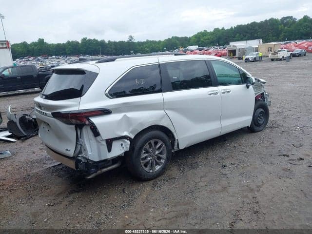 2026 TOYOTA SIENNA XLE 4