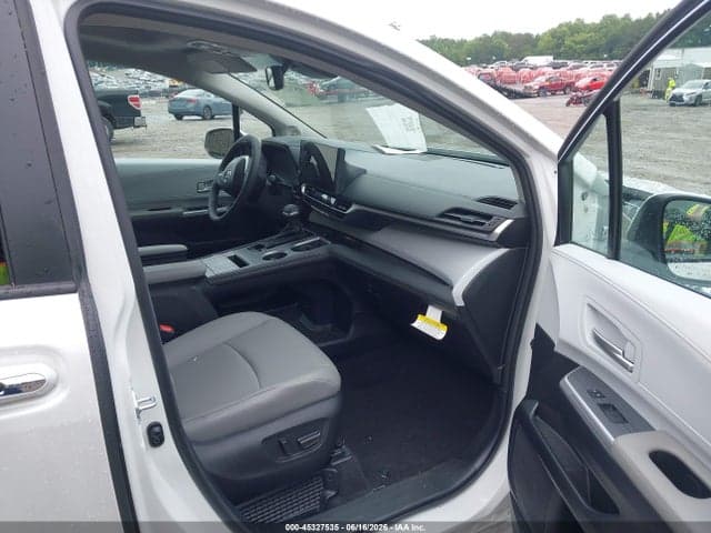 2026 TOYOTA SIENNA XLE 5