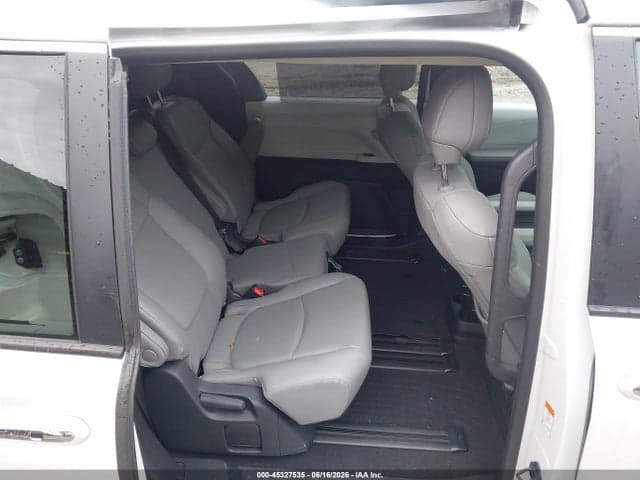2026 TOYOTA SIENNA XLE 8