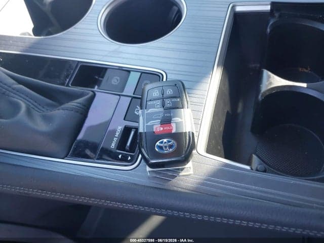 2025 TOYOTA SIENNA XLE 11