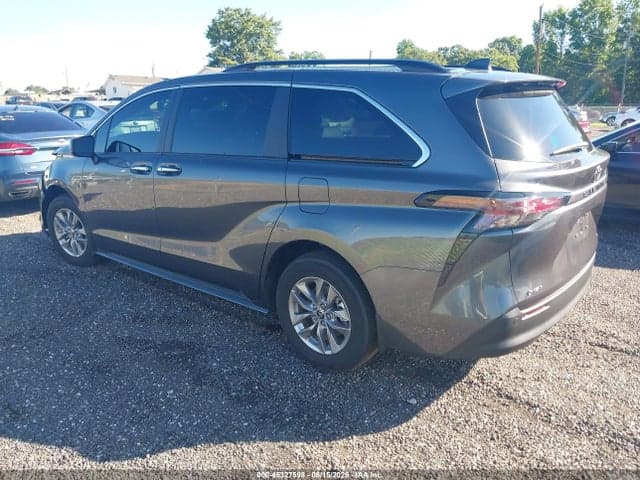 2025 TOYOTA SIENNA XLE 3