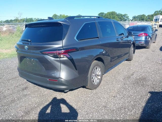 2025 TOYOTA SIENNA XLE 4