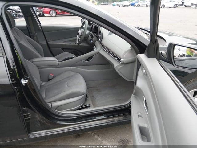 2025 HYUNDAI ELANTRA SE 5