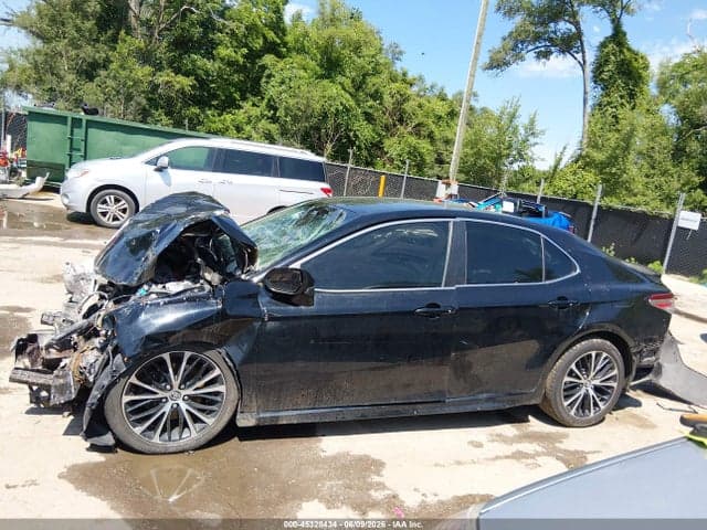 2020 TOYOTA CAMRY SE 14