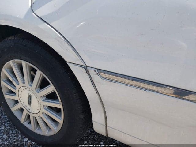 2003 LINCOLN TOWN CAR 6