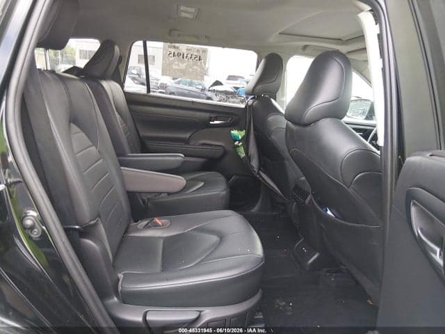 2020 TOYOTA HIGHLANDER XLE 8