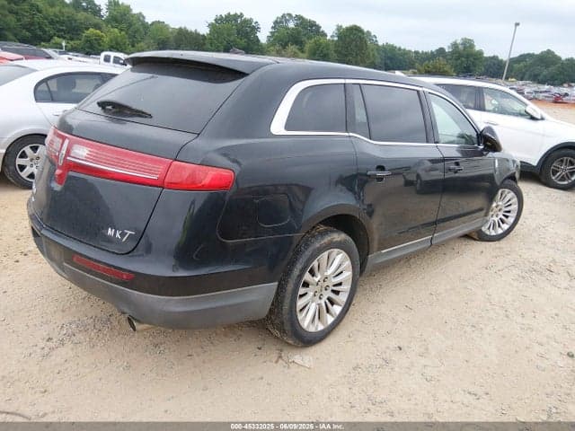 2010 LINCOLN MKT 4