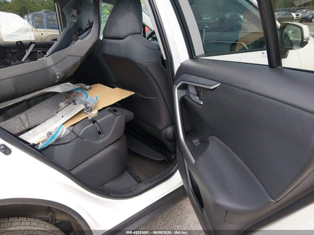 2025 TOYOTA RAV4 XLE 8