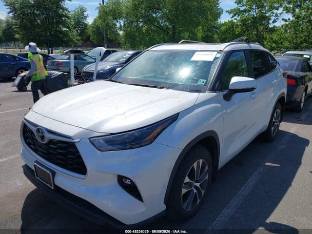 2023 TOYOTA HIGHLANDER XLE 2