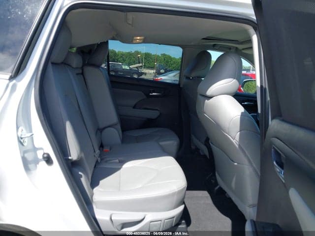 2023 TOYOTA HIGHLANDER XLE 8