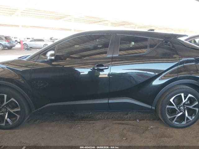 2022 TOYOTA C-HR XLE 14