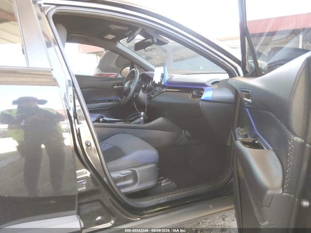 2022 TOYOTA C-HR XLE 5