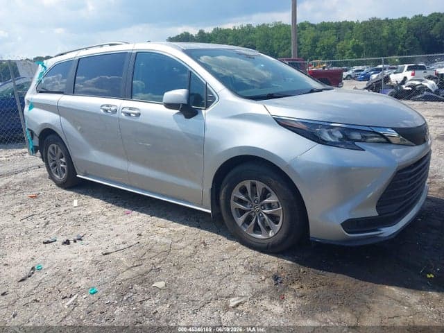 2024 TOYOTA SIENNA LE 13