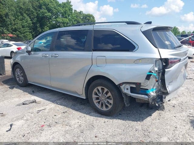 2024 TOYOTA SIENNA LE 3