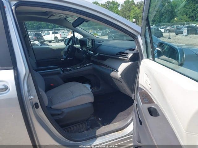 2024 TOYOTA SIENNA LE 5