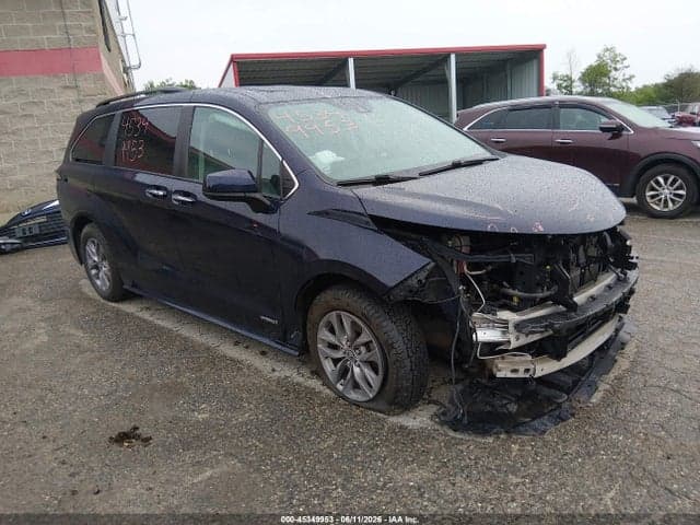2021 TOYOTA SIENNA XLE - 1