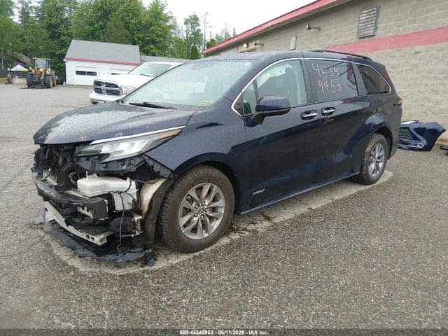 2021 TOYOTA SIENNA XLE 2